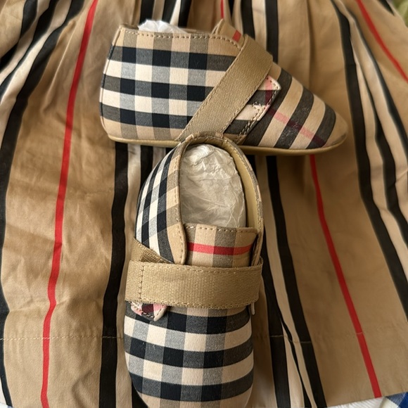 Euro 19 US 4 UK 3. Unisex Burberry shoes - Picture 5 of 7